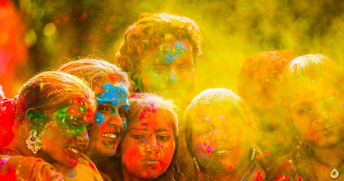 Play with colors on Holi, your phone will not get damaged, keep these 5 things in mind - TimeTo.Blog 1